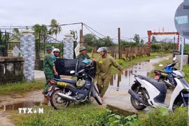 Lực lượng biên phòng Đà Nẵng giúp đỡ người dân ứng phó bão số 12 