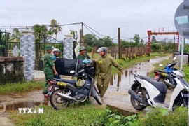 Lực lượng biên phòng Đà Nẵng giúp đỡ người dân ứng phó bão số 12 