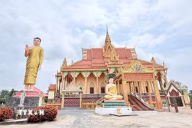 Lối vào chánh điện chùa Serey Meang Kol Sa Kor gây ấn tượng với bức tượng Phật đứng cao 10m. (Ảnh: Thanh Sang/TTXVN)