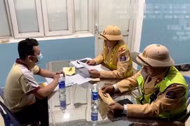 Nam tài xế làm việc với cảnh sát giao thông. (Ảnh: Công an cung cấp)