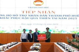 Thừa ủy quyền lãnh đạo Bộ Công an, Thiếu tướng Nguyễn Thanh Tuấn, Giám đốc Công an TP Huế trao 5 tỷ đồng của Bộ Công an tặng nhân dân TP Huế khắc phục hậu quả thiên tai.