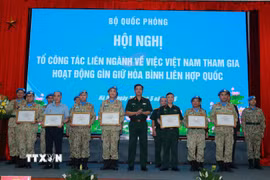 Thượng tướng Nguyễn Trường Thắng, Ủy viên Trung ương Đảng, Thứ trưởng Bộ Quốc phòng trao Kỷ niệm chương "Vì sự nghiệp Gìn giữ hòa bình Liên hợp quốc" tặng cho các cán bộ, sỹ quan. (Ảnh: Trọng Đức/TTXVN)