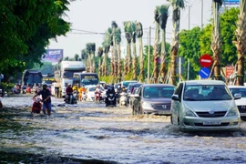 Nhiều xe môtô bị chết máy do đường Võ Nguyên Giáp, phường 12, thành phố Vũng Tàu ngập sâu sau mưa lớn. (Ảnh: Hoàng Nhị/TTXVN)