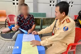 Người đàn ông điều khiển xe máy biển số: 70B1-578.XX tên Huỳnh Văn L., sinh năm 1973, ngụ Khu phố 4, phường Long Hoa làm việc tại cơ quan Công an. (Ảnh: TTXVN phát)