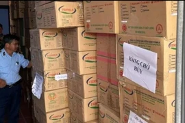 Lực lượng chức năng phát hiện gần 25 tấn sữa bột không rõ nguồn gốc. (Ảnh: Công an Long An)