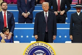 Ông Donald Trump (giữa) tại lễ nhậm chức Tổng thống thứ 47 của Mỹ, ở Washington, DC, ngày 20/1/2025. (Ảnh: AP/TTXVN)