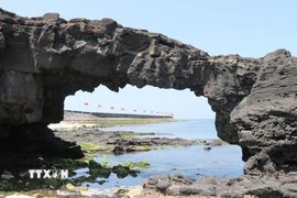 Thắng cảnh Cổng Tò Vò được kiến tạo từ núi lửa. (Ảnh: Phạm Cường/TTXVN)