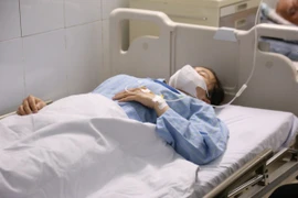 Nữ điều dưỡng N.T.A bị người nhà bệnh nhân hành hung đang được chăm sóc điều trị. (Ảnh: Bích Huệ/TTXVN)