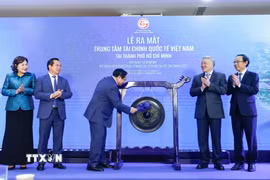 Thủ tướng Phạm Minh Chính đánh cồng khai trương Trung tâm Tài chính Quóc tế Việt Nam tại Thành phố Hồ Chí Minh. (Ảnh: Dương Giang/TTXVN)