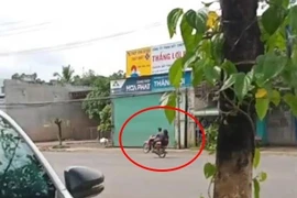 Xử lý nam thanh niên điều khiển xe máy không đội mũ bảo hiểm, đi xe "bốc đầu" 