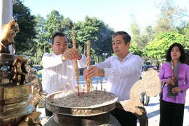 Đồng chí Ngô Đông Hải, Phó Trưởng Ban Tuyên giáo và Dân vận Trung ương (đứng giữa) cùng các đại biểu thắp hương tri ân các anh hùng liệt sỹ tại Nghĩa trang liệt sỹ Đồi 82. (Ảnh: Thanh Tân/TTXVN)