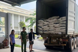 Tài xế Bùi Xuân Trọng bị bắt quả tang chở đường cát nhập lậu. (Ảnh: Công an Thành phố Hồ Chí Minh)