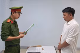 Cơ quan Cảnh sát điều tra Công an thành phố Đà Nẵng tống đạt các quyết định đối với Hà Công Tài. (Ảnh: TTXVN phát)