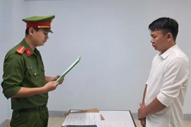 Cơ quan Cảnh sát điều tra Công an thành phố Đà Nẵng tống đạt các quyết định đối với Hà Công Tài. (Ảnh: TTXVN phát)
