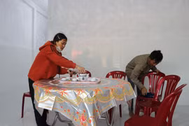 Người dân dọn dẹp, tái thiết cuộc sống mới trong những ngôi nhà mới xây ở Chiến dịch Quang Trung. (Ảnh: Mai Trang/TTXVN)