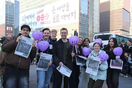 Fan quốc tế của BTS trên quảng trưởng Gwanghwamun. (Ảnh Khánh Vân/TTXVN)