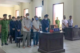 Các bị cáo trong vụ án liên quan Trung tâm đăng kiểm xe cơ giới 6502D tại phiên tòa ngày 8/5. (Ảnh: TTXVN)