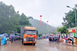 Các xe hàng xuất, nhập khẩu được thông quan. (Ảnh: Thanh Vân/TTXVN)