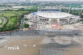 Phía trước Sân vận động quốc gia Mỹ Đình vẫn bị ngập lúc 11h ngày 8/10. (Ảnh: Hoàng Hiếu/TTXVN)