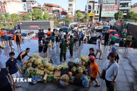 Lực lượng cứu trợ cùng hàng hóa từ khắp mọi nơi tập trung về Thái Nguyên. (Ảnh: Nhật Anh/TTXVN)