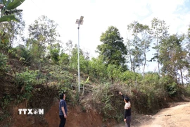 Không có điện lưới quốc gia, người dân bản Tia Ma Mủ, xã Tà Tổng phải đầu tư điện mặt trời để thắp sáng. (Ảnh: Nguyễn Oanh/TTXVN)