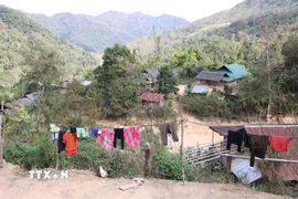 Không có điện khiến bản nghèo Tia Ma Mủ, xã Tà Tổng khó khăn trong việc phát triển kinh tế - xã hội. (Ảnh: Nguyễn Oanh/TTXVN)