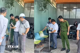 Cơ quan chức năng lấy mẫu nước thải của Bệnh viện S.I.S. (Ảnh: TTXVN phát)