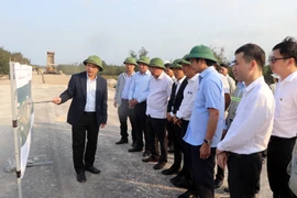 Chủ đầu tư báo cáo lãnh đạo tỉnh Quảng Trị tiến độ thi công Dự án đường ven biển tại Quảng Trị. (Ảnh: Nguyên Linh/TTXVN)