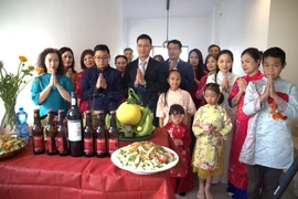 Đại diện Đại sứ quán Việt Nam tại Israel và cộng đồng người Việt thực hiện nghi lễ cúng ngày Tết ông Công, ông Táo. (Ảnh: Thanh Bình/TTXVN)