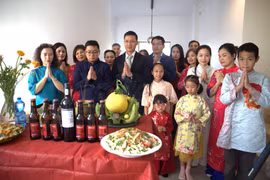 Đại diện Đại sứ quán Việt Nam tại Israel và cộng đồng người Việt thực hiện nghi lễ cúng ngày Tết ông Công, ông Táo. (Ảnh: Thanh Bình/TTXVN)