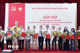 Trưởng Ban Tuyên giáo và Dân vận Trung ương Nguyễn Trọng Nghĩa trao quà tri ân cho các nhà báo tiêu biểu. (Ảnh: Phương Hoa/TTXVN)