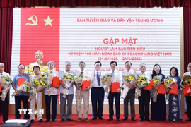 Trưởng Ban Tuyên giáo và Dân vận Trung ương Nguyễn Trọng Nghĩa trao quà tri ân cho các nhà báo tiêu biểu. (Ảnh: Phương Hoa/TTXVN)