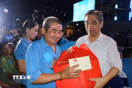 Phó Bí thư Thành ủy TP. Hồ Chí Minh Nguyễn Phước Lộc tặng quà cho công nhân, người lao động có hoàn cảnh khó khăn. (Ảnh: Thanh Vũ/TTXVN)
