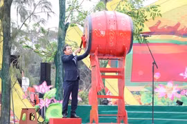 Bí thư Tỉnh ủy Hải Dương Trần Đức Thắng đánh trống khai Hội. (Ảnh: Mạnh Minh /TTXVN)