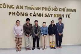 Đối tượng Đoàn Văn Bằng (thứ 3 từ trái sang) cùng 5 đối tượng đồng phạm tại cơ quan điều tra. (Nguồn: CAND)