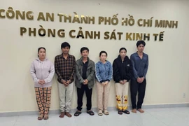 Đối tượng Đoàn Văn Bằng (thứ 3 từ trái sang) cùng 5 đối tượng đồng phạm tại cơ quan điều tra. (Nguồn: CAND)