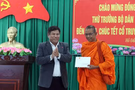 Thứ trưởng Bộ Dân tộc và Tôn giáo Y Thông tặng quà chùa Ta Khvích Thmây (xã Hồ Đắc Kiện). (Ảnh: Trung Kiên/TTXVN)