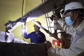 Công nhân vận hành máy trộn, phun bê tông thi công hoàn thiện bên trong hầm số 3, gói thầu XL3 Cao tốc Quảng Ngãi - Hoài Nhơn. (Ảnh: Phạm Cường/TTXVN)
