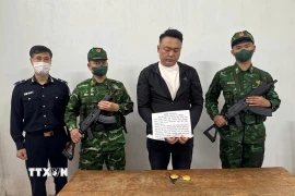 Đối tượng SHI JIAXING (Thạch Gia Hưng) và tang vật bị lực lượng chức năng bắt giữ. (Ảnh: TTXVN phát)