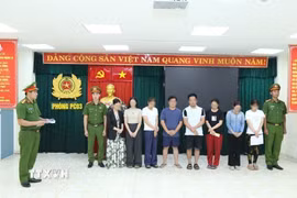 Cơ quan cảnh sát điều tra thi hành lệnh bắt tạm giam các bị can. (Ảnh: TTXVN phát)