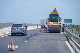 Đơn vị thi công khắc phục các vị trí bị lún trên cao tốc Hậu Giang-Cà Mau. (Ảnh: Thanh Liêm/TTXVN)