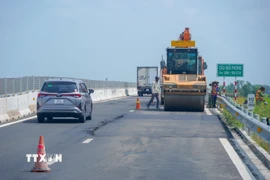 Đơn vị thi công khắc phục các vị trí bị lún trên cao tốc Hậu Giang - Cà Mau. (Ảnh: Thanh Liêm/TTXVN)