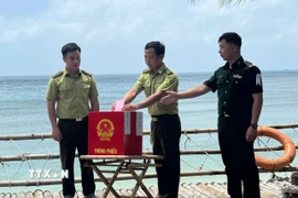 Lực lượng Kiểm lâm Vườn quốc gia Côn Đảo tiến hành bỏ phiếu tại Hòn Bảy Cạnh - Ban quản lý Vườn quốc gia Côn Đảo. (Ảnh: Huỳnh Sơn/TTXVN)
