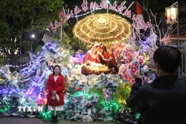 Người dân Huế check - in, lưu giữ khoảnh khắc ý nghĩa trước thềm Giáng sinh đang đến gần. (Ảnh: Mai Trang/TTXVN)