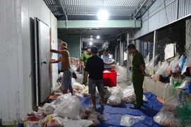 Sản phẩm động vật đông lạnh không có hóa đơn, chứng từ chứng minh nguồn gốc xuất xứ hợp pháp được lực lượng chức năng phát hiện. (Ảnh: TTXVN phát)