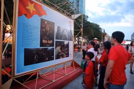 Người dân tham quan triển lãm. (Ảnh: Thu Hương/TTXVN)