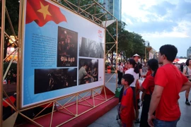 Người dân tham quan triển lãm. (Ảnh: Thu Hương/TTXVN)
