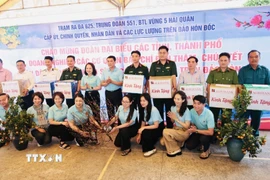 Tặng quà cho đại diện các đơn vị, lực lượng trên đảo Hòn Đốc. (Ảnh: Trần Việt/TTXVN)