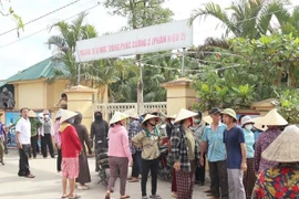 Nhiều phụ huynh chưa đồng ý việc sáp nhập phân hiệu 2 về điểm chính Trường tiểu học Trung Phúc Cường 2, xã Thiên Nhẫn, Nghệ An. (Nguồn: Tuổi Trẻ)