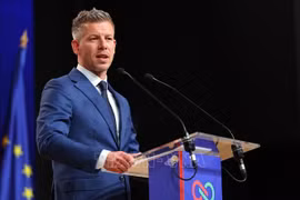 Tân Thủ tướng Hungary Peter Magyar trong cuộc họp báo tại Budapest, ngày 13/4/2026. (Ảnh: THX/TTXVN)
